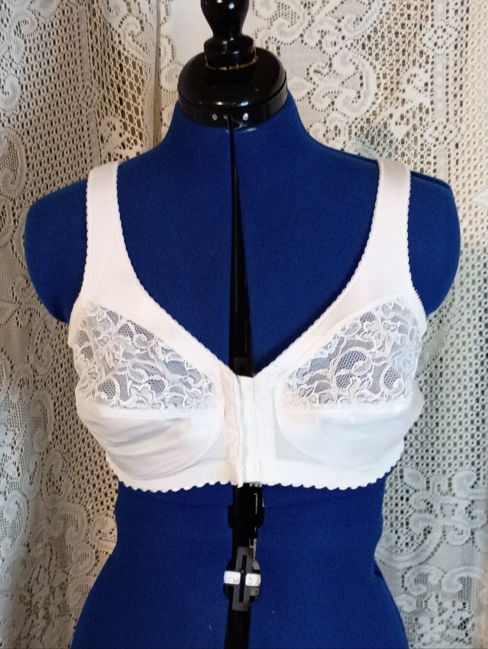 Glamorise White Lace Front-Closure Support Bra